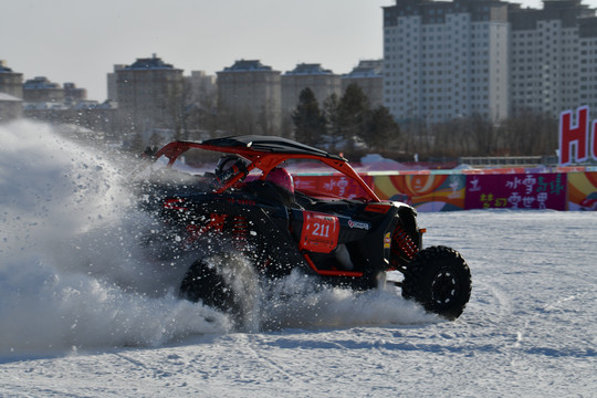 雪地运动越野车