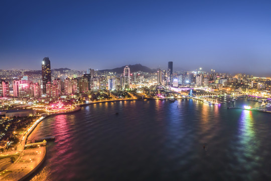 航拍青岛福山湾畔建筑景观夜景