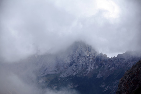 甘南自然风光山峰雨雾云海