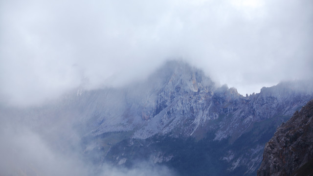 甘南自然风光山峰云雾山岩