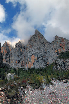 甘南山峰山顶山岩蓝天白云森林