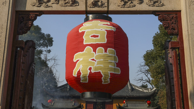 上海龙华寺大门红色大灯笼