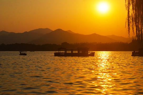 夕阳下的西湖