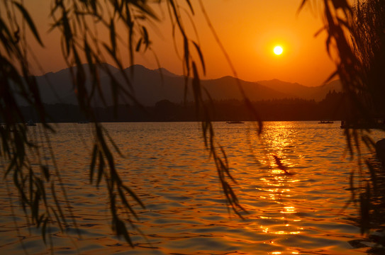 夕阳下的西湖