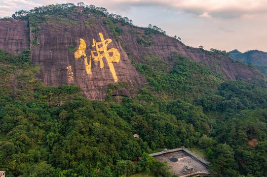 玉林都峤山风光金佛