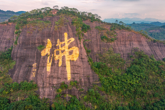 玉林都峤山风光金佛