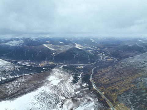 航拍色季拉山口冬季雪景