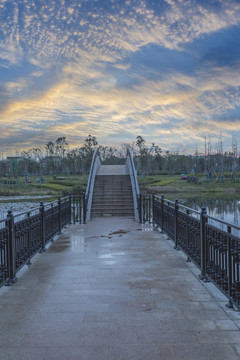 昆明草海湿地公园晚霞拱桥