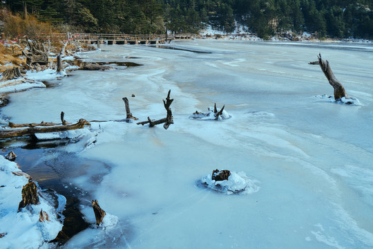 螺髻山大海子冰湖