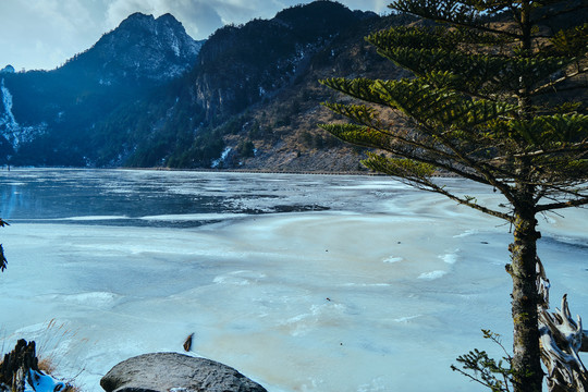 螺髻山大海子冰湖