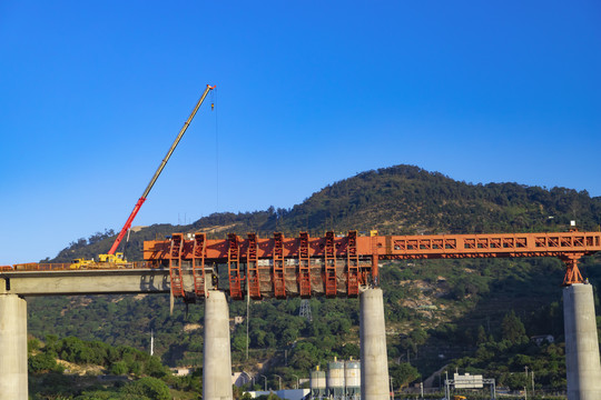 大型施工设备高架桥安架一体机