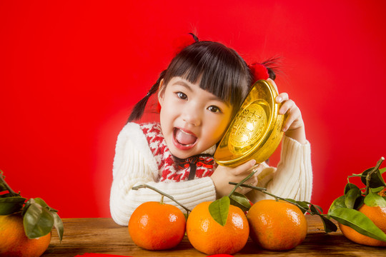 女孩子开心拿着金元宝