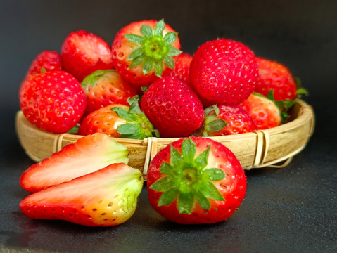 鲜红大甜草莓