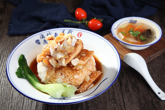 香酥鸡排盖浇饭