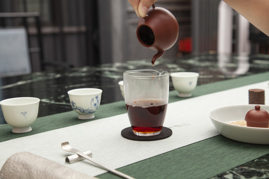 茶艺师在倒茶