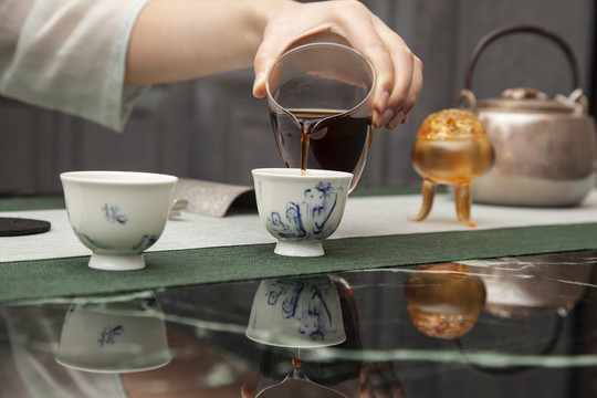 茶艺师在倒茶