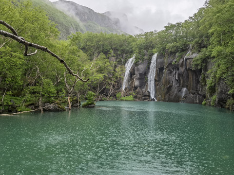 雨中长白山绿渊潭