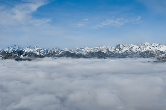 达瓦更扎云海雪山