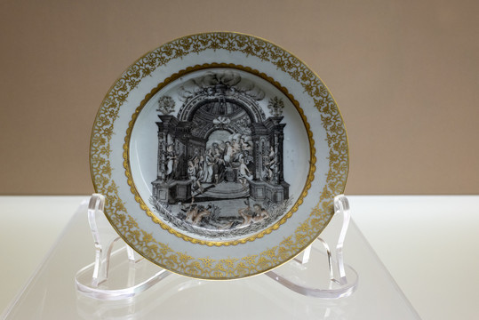 清乾隆时期墨彩描金婚礼图瓷盘