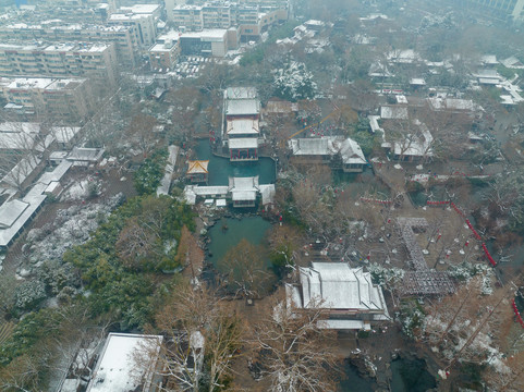 航拍雪后济南趵突泉公园