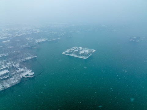 航拍雪后济南大明湖公园