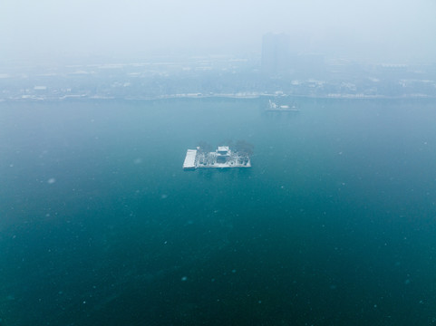 航拍雪后济南大明湖公园