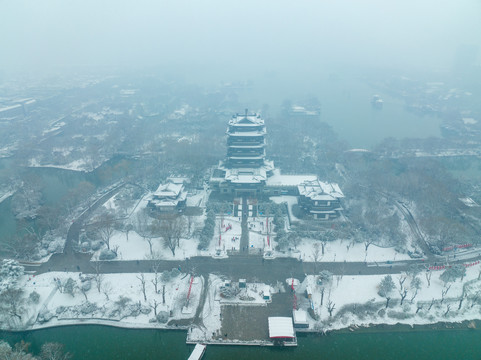 航拍雪后济南大明湖公园