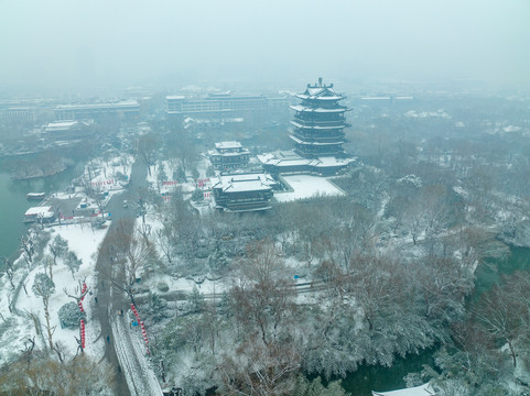 航拍雪后济南大明湖公园