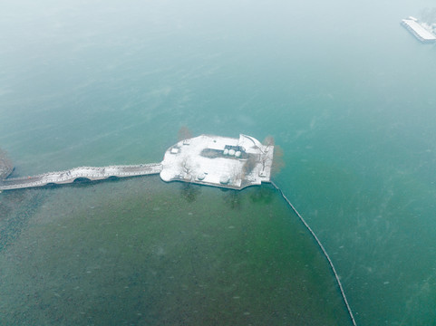 航拍雪后济南大明湖公园