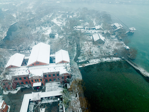 航拍雪后济南大明湖公园