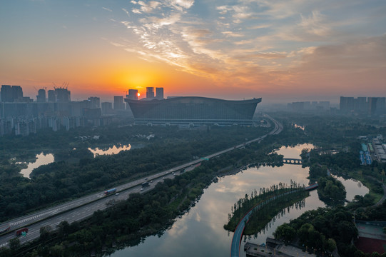 成都环球中心锦城湖日出