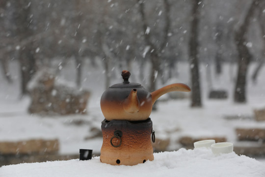 室外冬日下雪中红泥小火炉烹茶