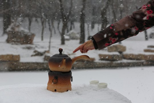 室外冬日下雪中烹茶