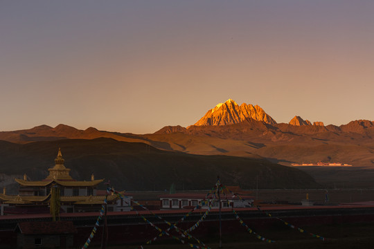 雅拉神山