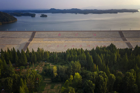 南湾湖水库大坝风光