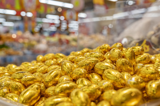 超市里的金箔纸巧克力糖果