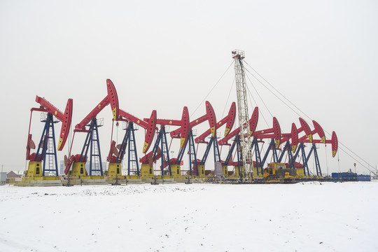 油田冬季抽油机组