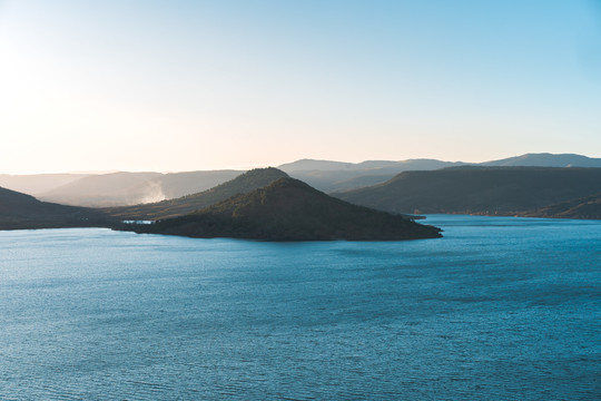 湖泊与山丘黄昏自然风景