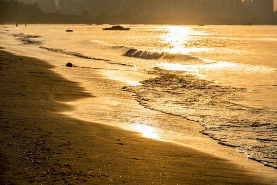 清晨的三亚湾沙滩