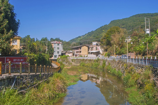 下版村小河人家