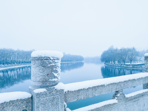 下雪的桥头