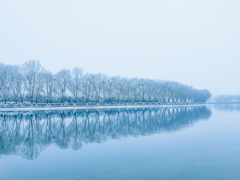 有雪的小河