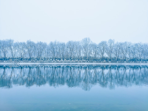 有雪的河边