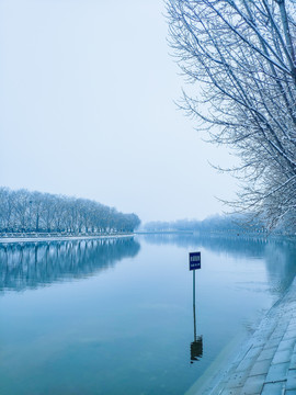 有雪的河边