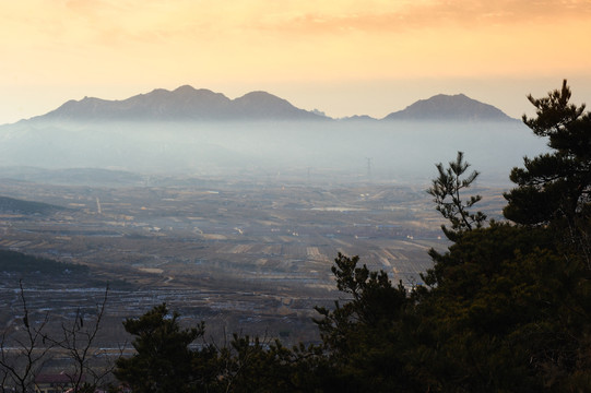 平流雾山峰