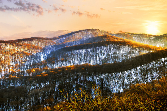 夕阳冬季远山雪景