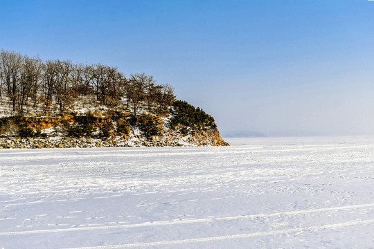 远山雪景