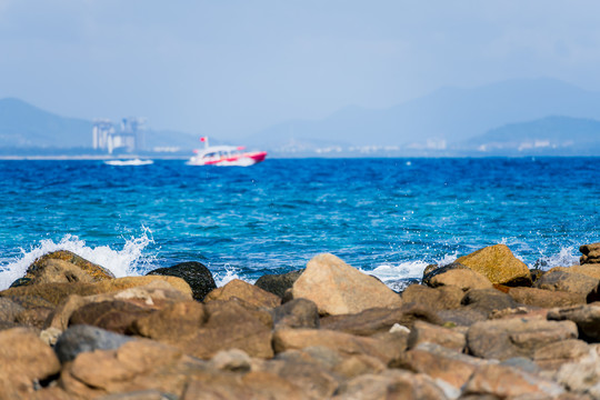 海滩海浪游船