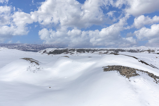 昭通大山包蓝天白云雪山