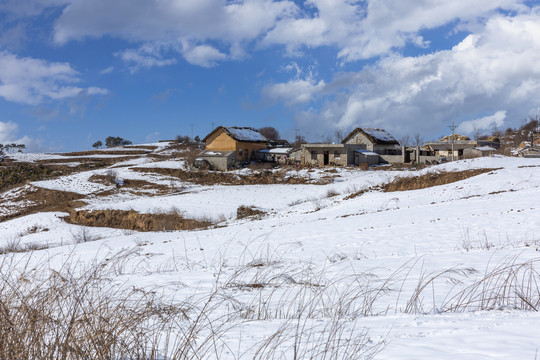 蓝天白云雪山民居自然风光